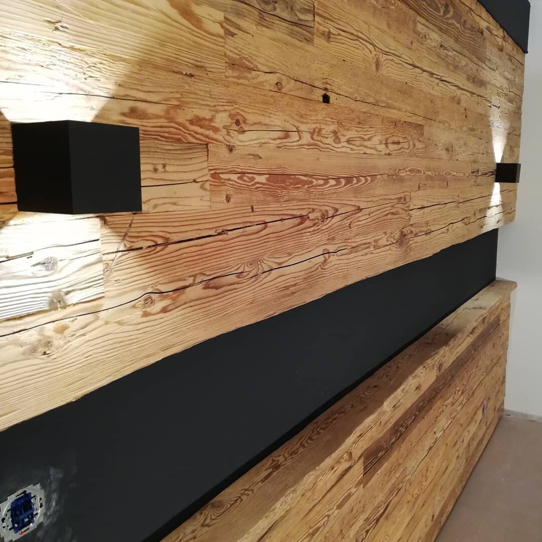 Startseite 3 Wandverkleidung aus original handgehackten Brettern