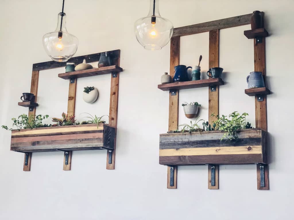 DIY Altholz Wanregal mit Kraeutergarten